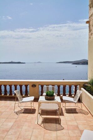 Deluxe Double Room with Shared Seaview Terrace (Main Building) | Balcony