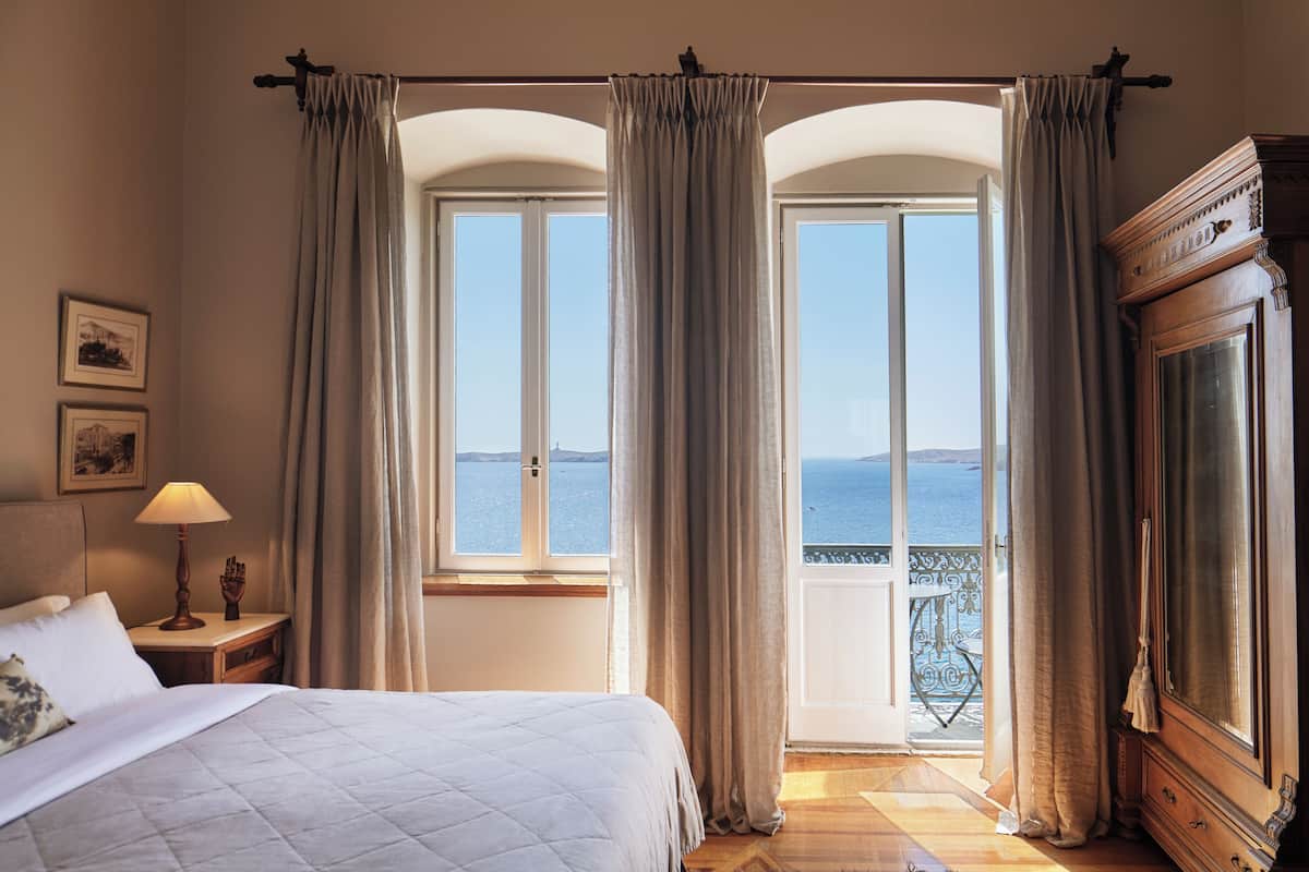 Honeymoon Suite Sea View (Main Building) | 고급 침구, 객실 내 금고, 노트북 작업 공간, 다리미/다리미판