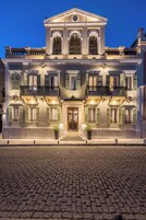 Fachada de la propiedad por la tarde o noche