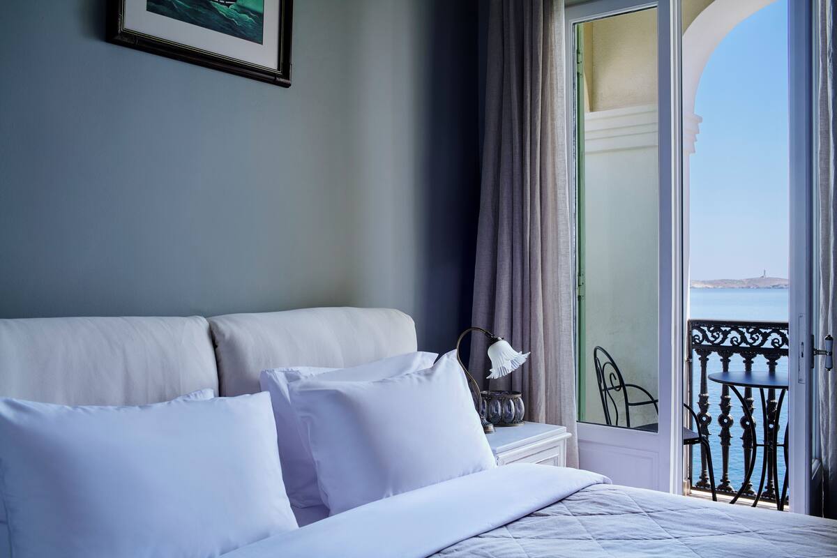 premium room with sea view (main building) | 1 bedroom, premium bedding, in-room safe, laptop workspace