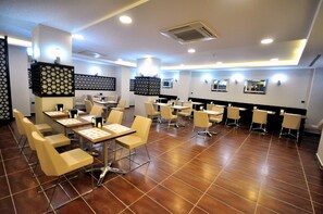 Desayuno buffet todos los días (con cargo)