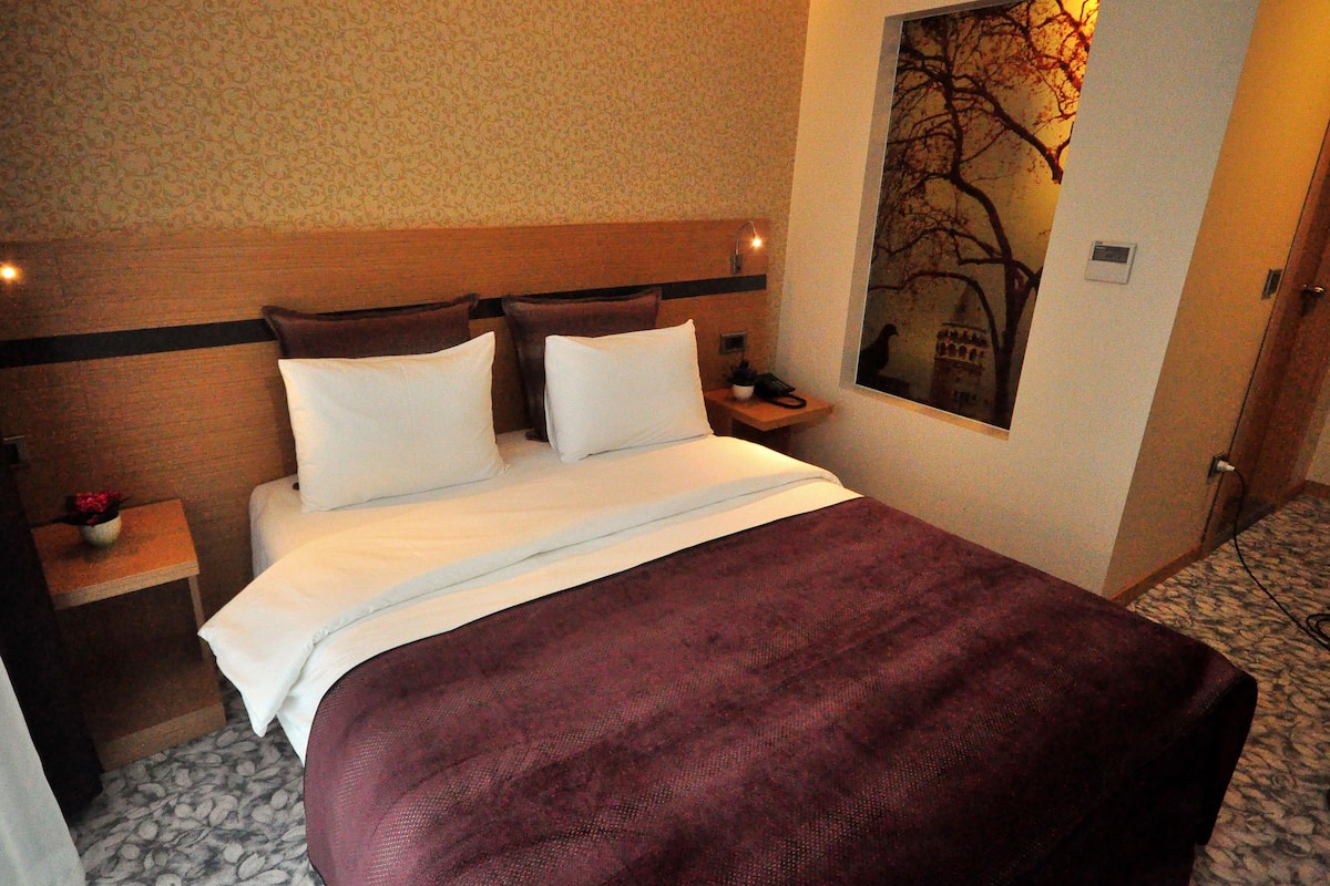 Hochwertige Bettwaren, Betten mit Memory-Foam-Matratzen, Minibar