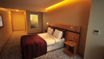 Habitación doble superior | Colchones viscoelásticos, minibar, caja fuerte y escritorio