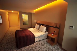 Superior Double Room | Memory foam beds, minibar, in-room safe, desk - Hotel Osaka Airport (Istanbul)
