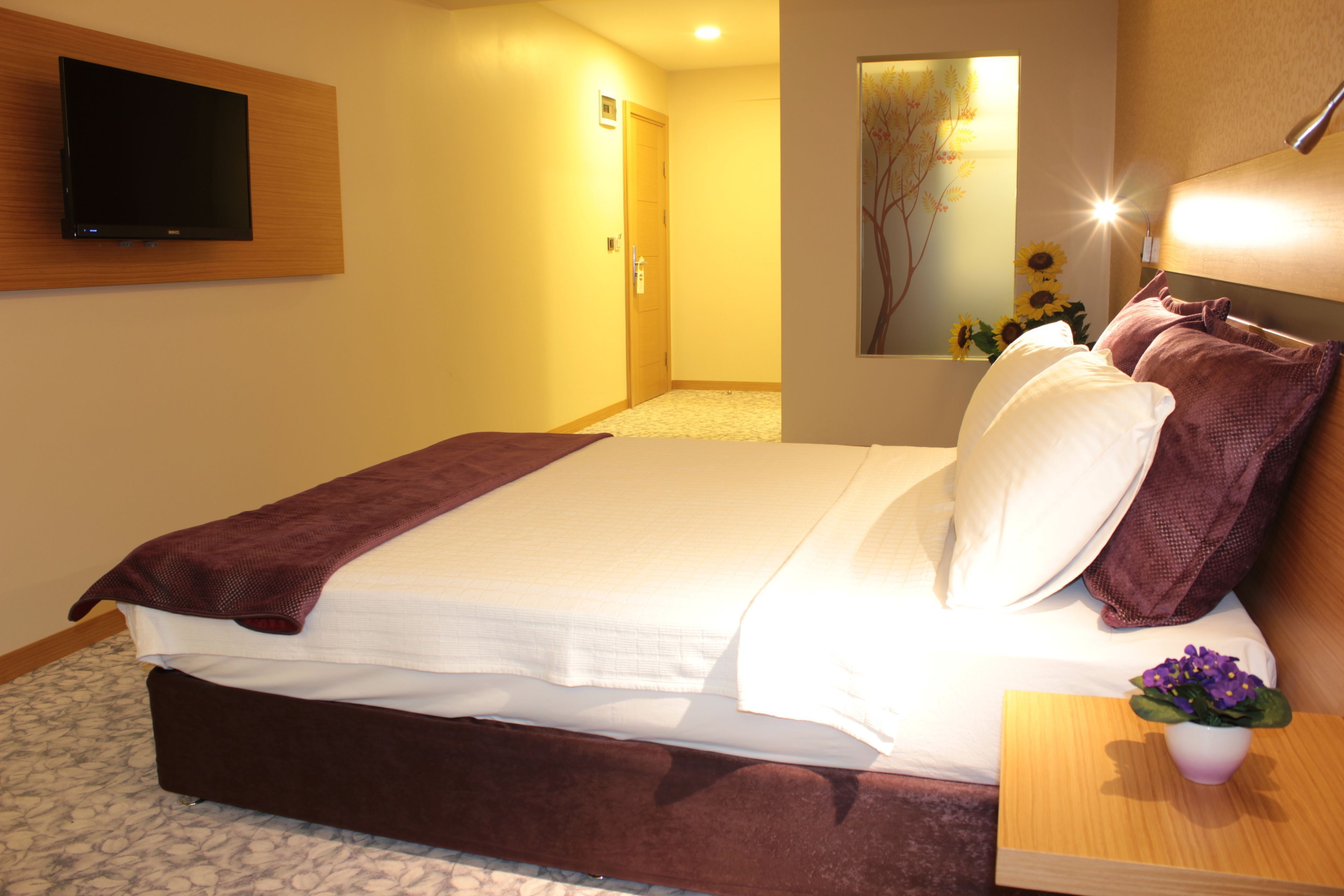 Hochwertige Bettwaren, Betten mit Memory-Foam-Matratzen, Minibar