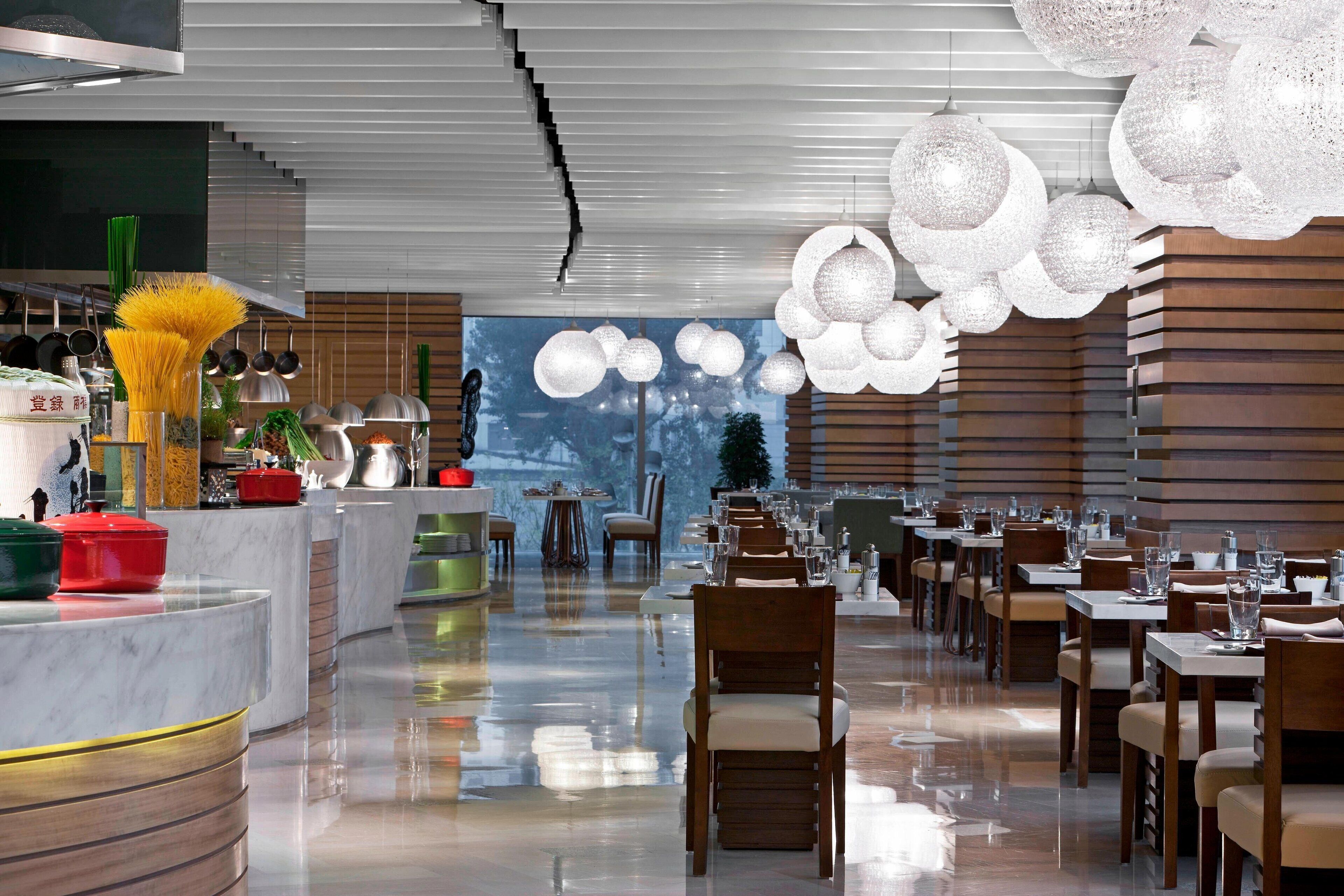 Un restaurant modern amb un interior elegant, terres polides i lluminàries contemporànies.