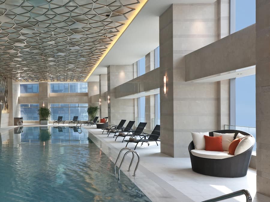 Piscina interna, funciona das 6h às 23h, espreguiçadeiras