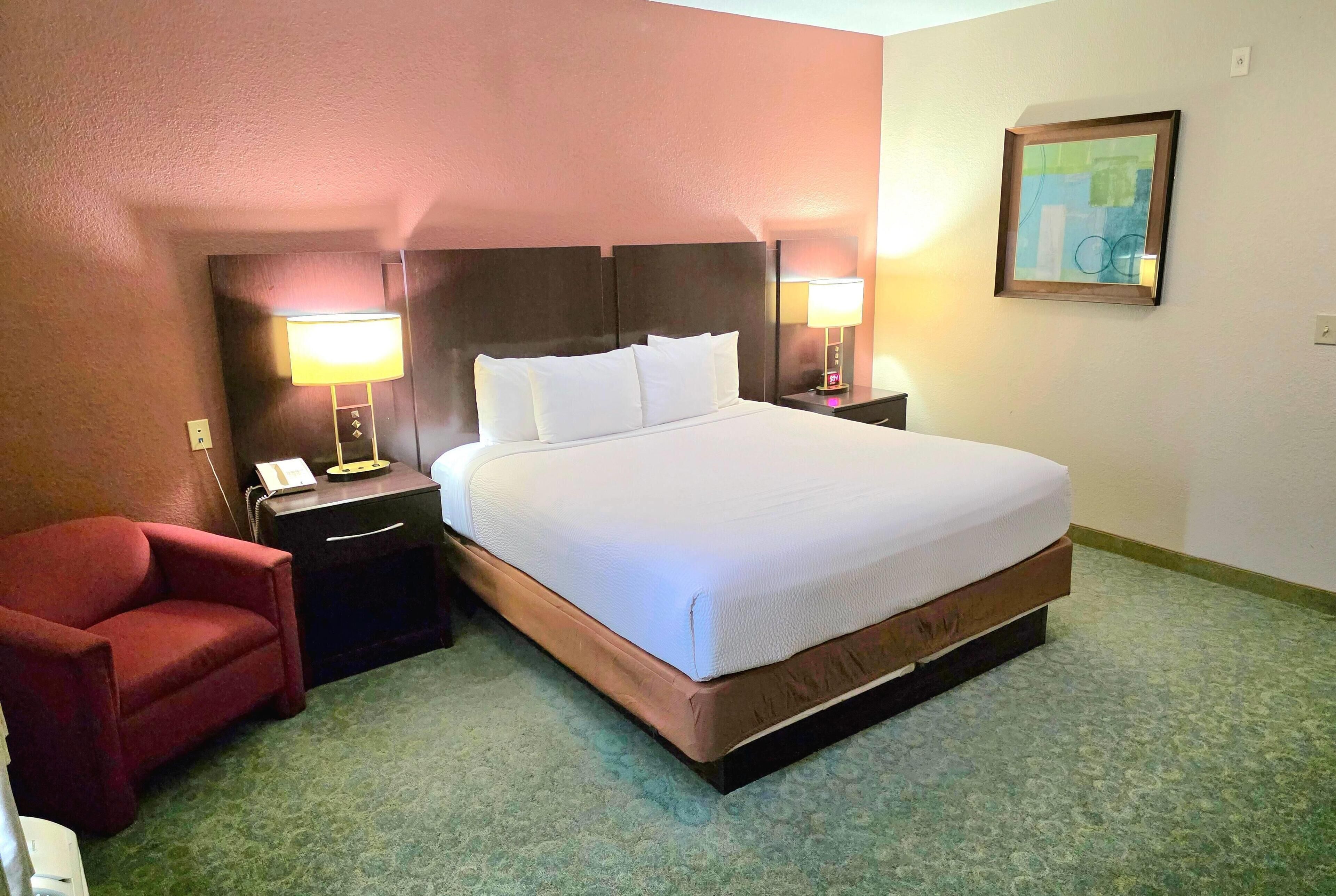 Una cassaforte in camera, una scrivania, postazione laptop