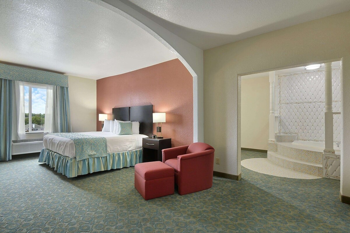 Studio Suite, 1 King Bed, Non Smoking | In-room safe, desk, laptop workspace, soundproofing