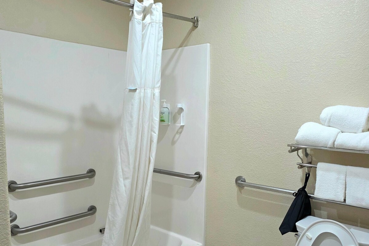 룸, 킹사이즈침대 1개, 장애인 지원, 금연 (Mobility/Hearing, Tub w/ Grab Bars) | 욕실 | 샤워기/욕조 결합, 전신 욕조, 무료 세면용품, 헤어드라이어