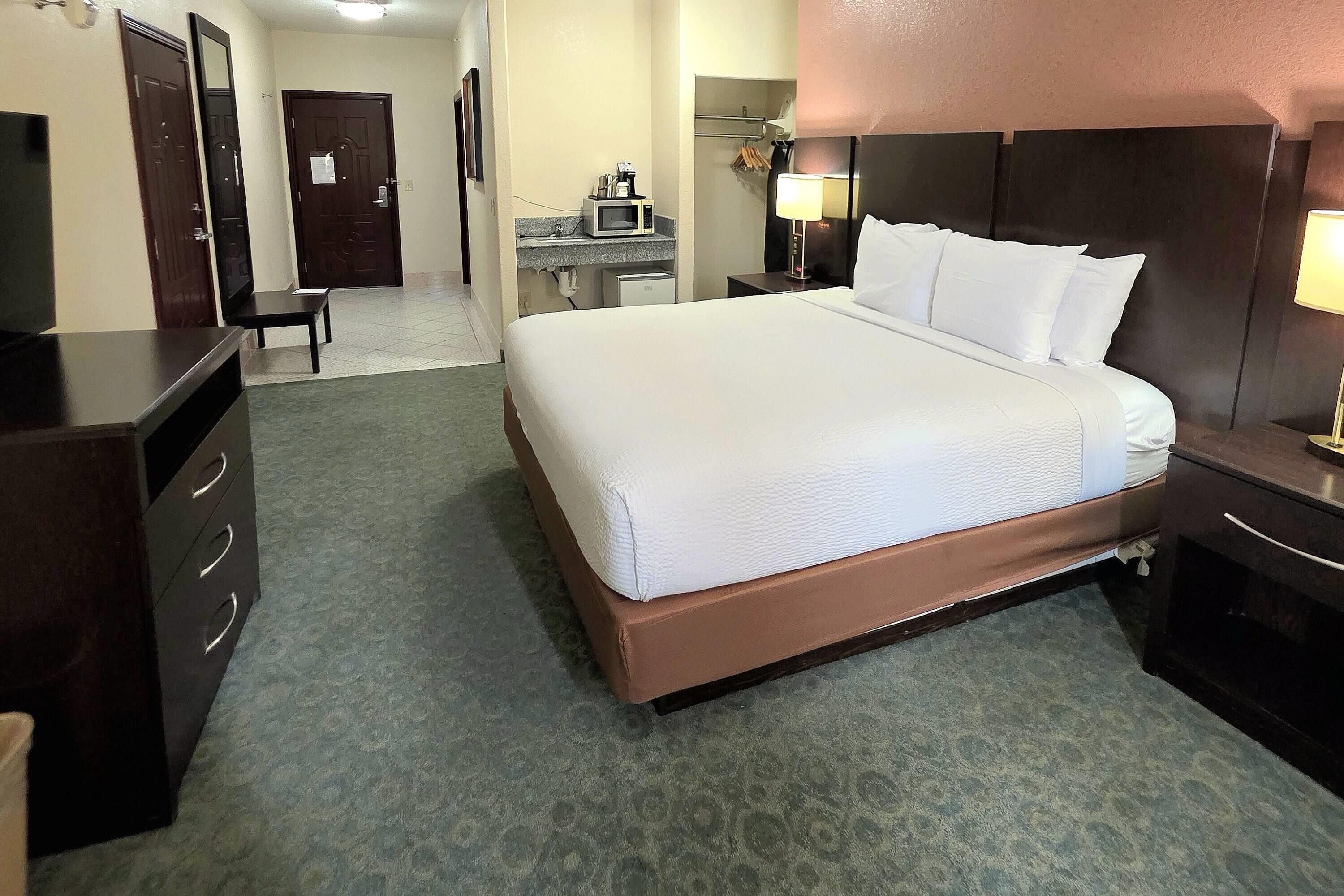 Room, 1 King Bed, Mobility Accessible, Non Smoking (Bathtub w/ Grab Bars) | In-room safe, desk, laptop workspace, soundproofing