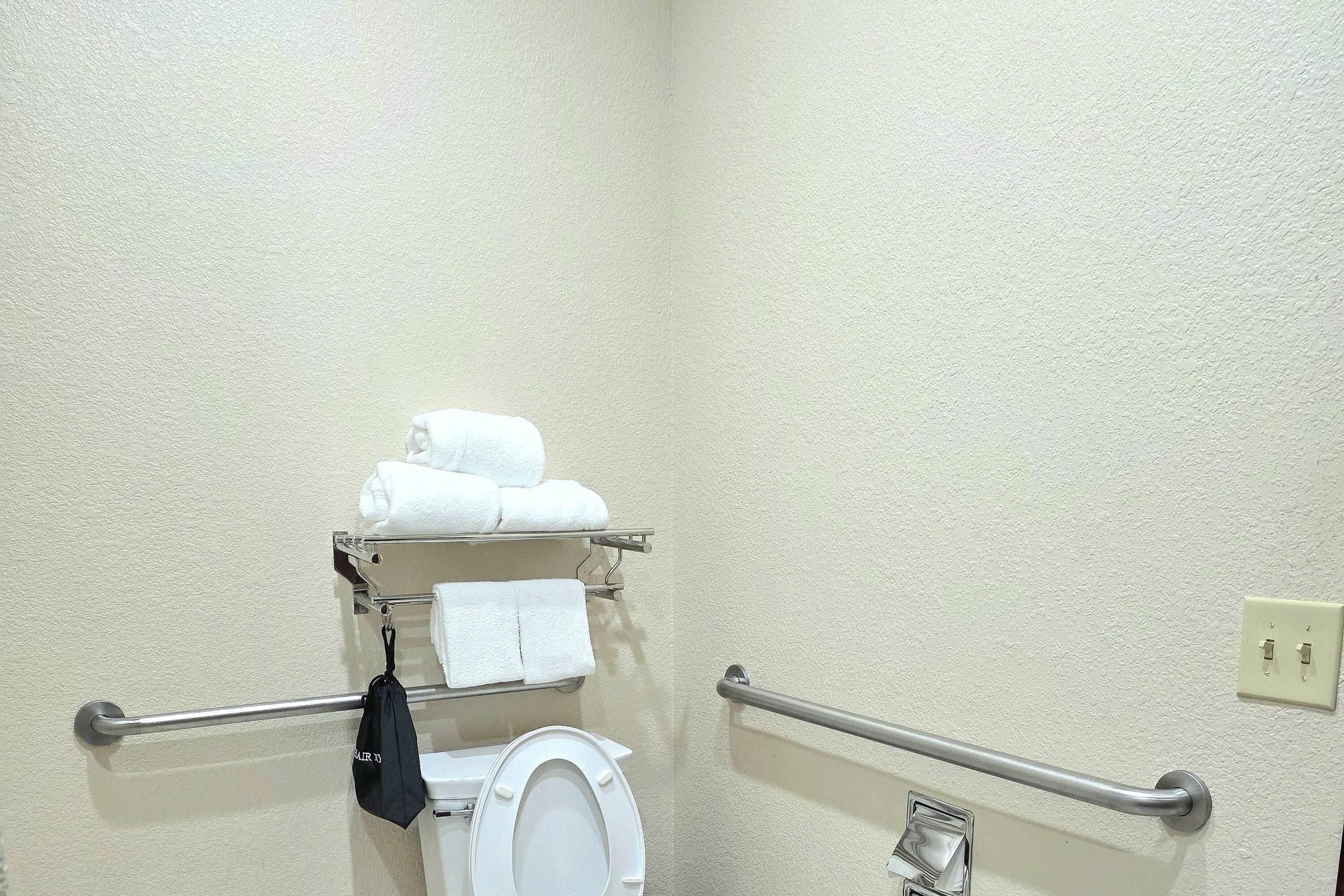 Combined shower/bathtub, deep-soaking bathtub, free toiletries