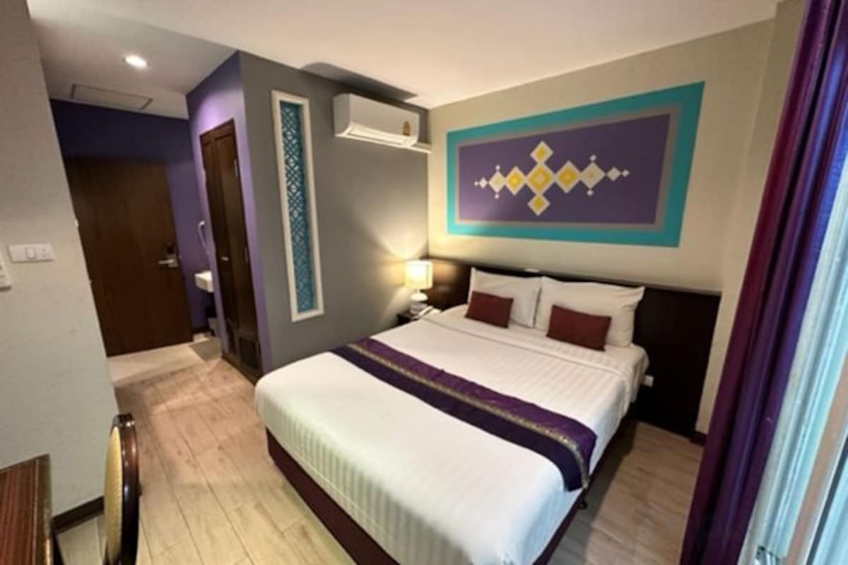 Frigobar, cofres nos quartos, escrivaninha, cortinas blackout