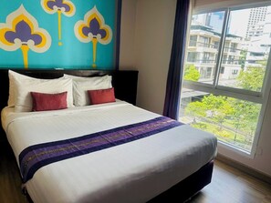 Quarto casal superior | Frigobar, cofres nos quartos, escrivaninha, cortinas blackout