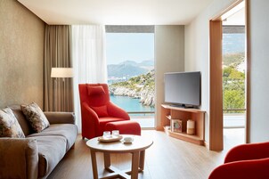 Deluxe Suite | Premium bedding, pillowtop beds, minibar, in-room safe