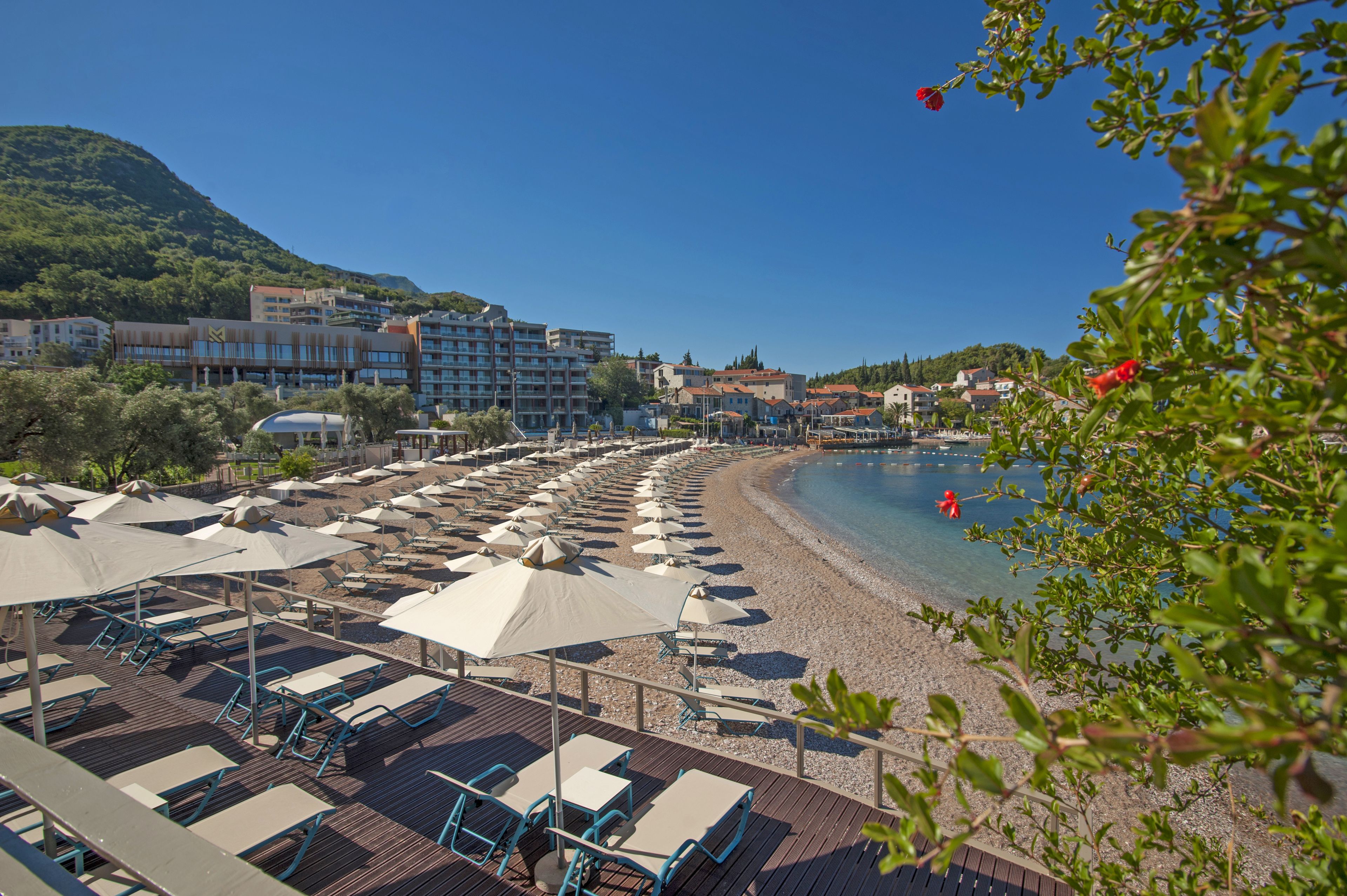 Aan een privéstrand, ligstoelen, parasols, strandlakens