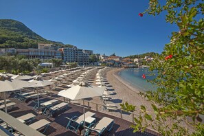 Plage privée, chaises longues, parasols, serviettes de plage