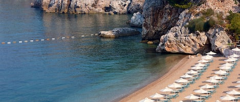 Plage privée, chaises longues, parasols, serviettes de plage
