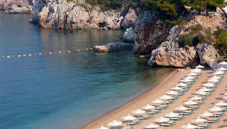 Playa privada, camastros, sombrillas y toallas de playa