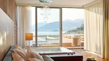 Deluxe Suite | Premium bedding, pillowtop beds, minibar, in-room safe