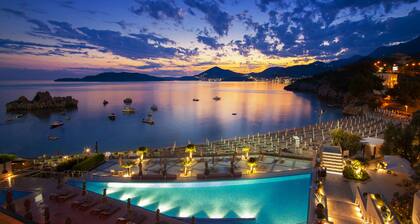 Maestral Resort & Casino