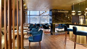 4 restaurantes, se sirve desayuno, cocina local e internacional