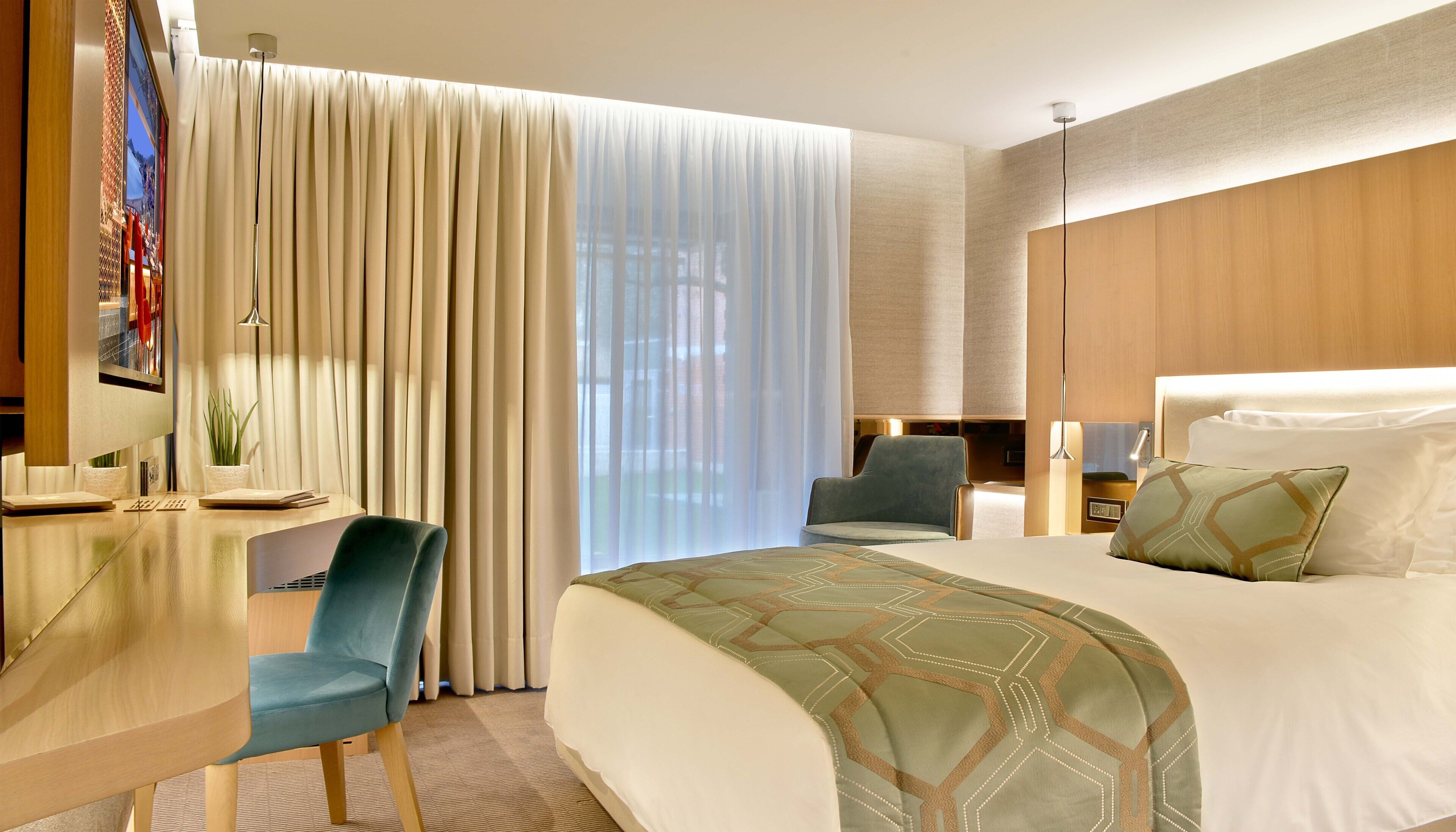 Luxe beddengoed, pillowtop-bedden, een minibar, een kluis op de kamer