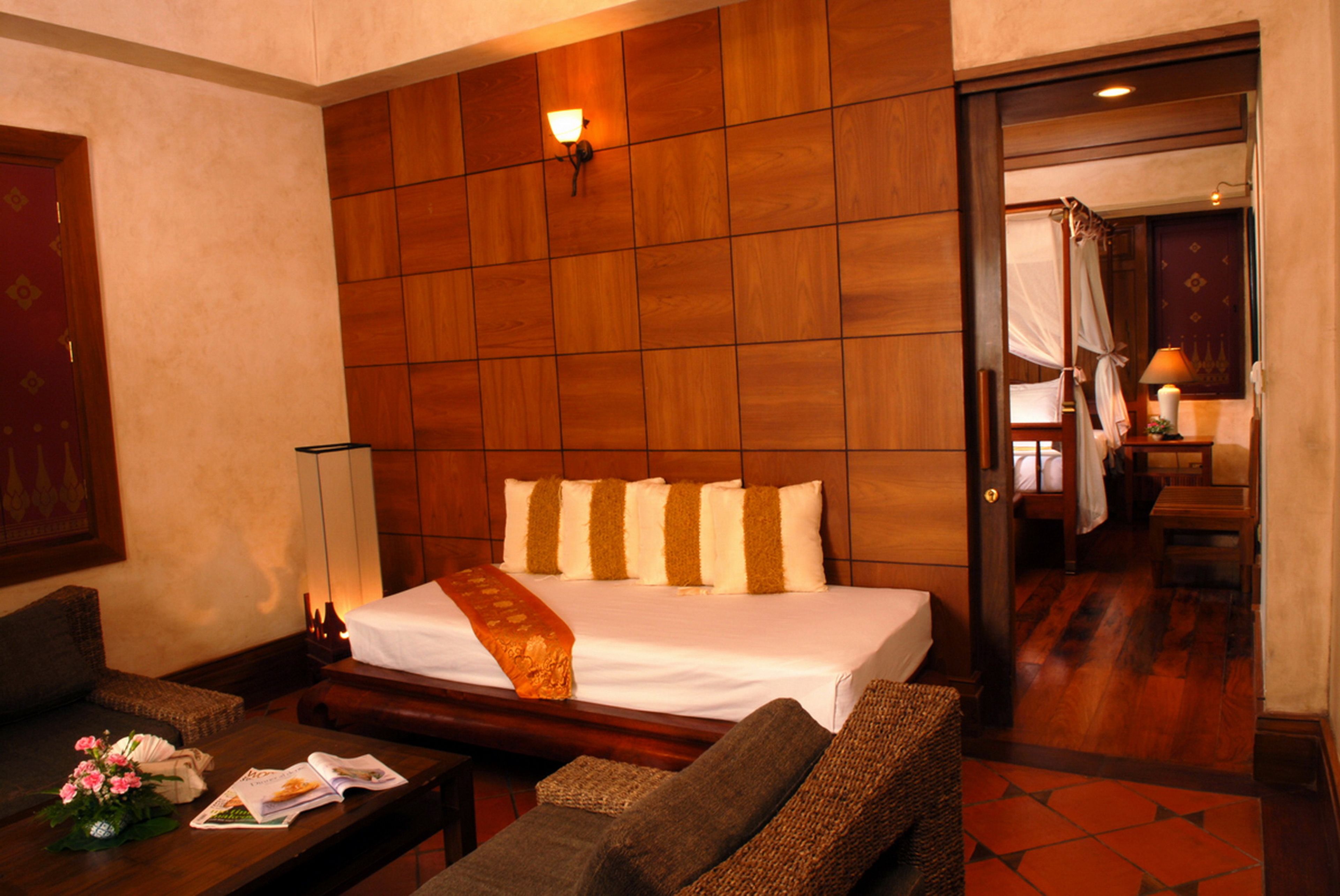 Suíte júnior | Sala de estar | TV de tela plana 21 polegadas com canais a cabo, TV