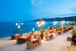 Phục vụ bữa sáng, bữa trưa và bữa tối 