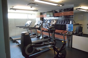 A gym with treadmills, elliptical machines, and a stationary bike. - Holiday Inn Express Toluca Galerias Metepec by IHG (Toluca)