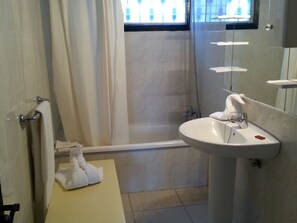 Ensemble douche/baignoire, baignoire relaxante profonde, sèche-cheveux