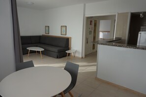 Departamento, 1 habitación | Área de sala de estar | Televisión LCD de 28 pulgadas con canales vía satélite y televisión
