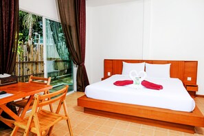 Deluxe kamer | Luxe beddengoed, pillowtop-bedden, een minibar, een kluis op de kamer