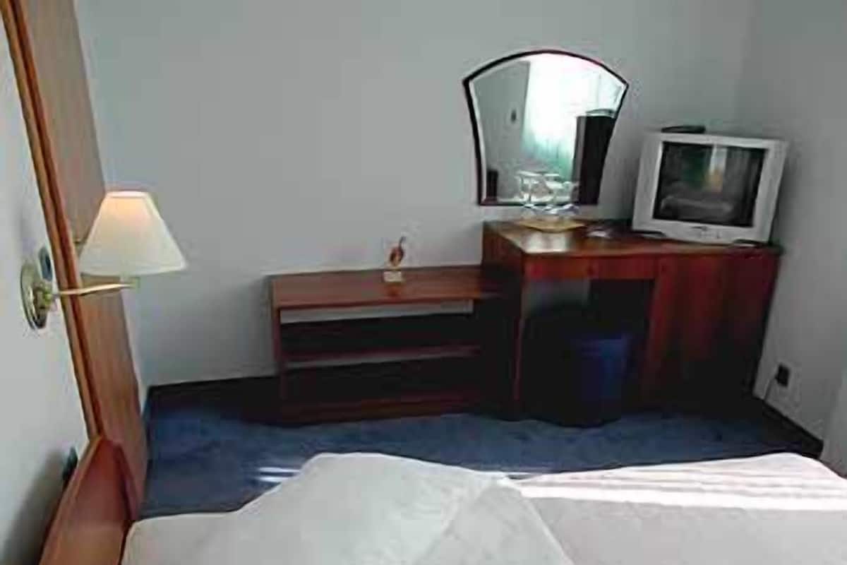 Suite, Sea View | Minibar, in-room safe, desk, cribs/infant beds