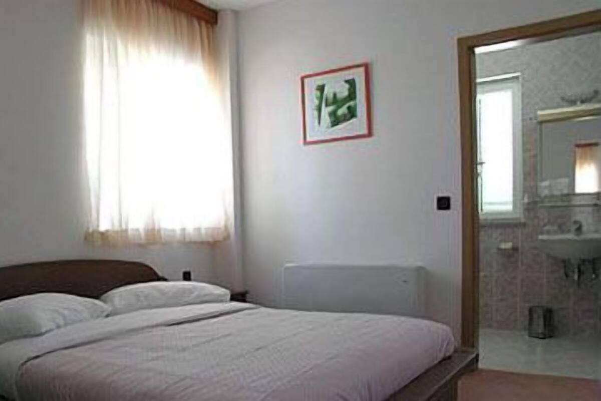 Double Room, Sea View | Minibar, in-room safe, desk, cribs/infant beds