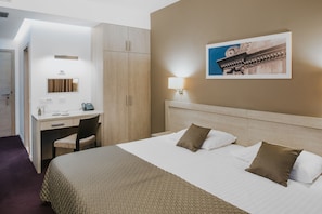 Minibar, in-room safe, desk, blackout drapes - Hotel Adria - Dubrovnik (Dubrovnik)