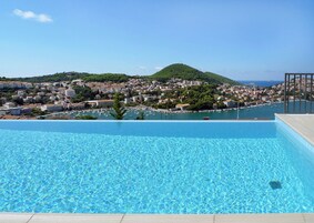 Piscina interna, piscina externa sazonal, guarda-sóis, espreguiçadeiras
