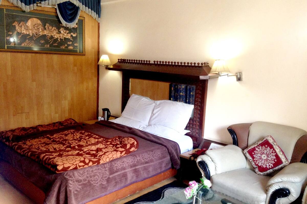 Chambre Double Deluxe, 1 très grand lit, fumeurs, vue jardin | Vue de la chambre