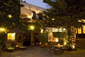 Melayani sarapan, makan siang, makan malam; sajian masakan Meksiko 