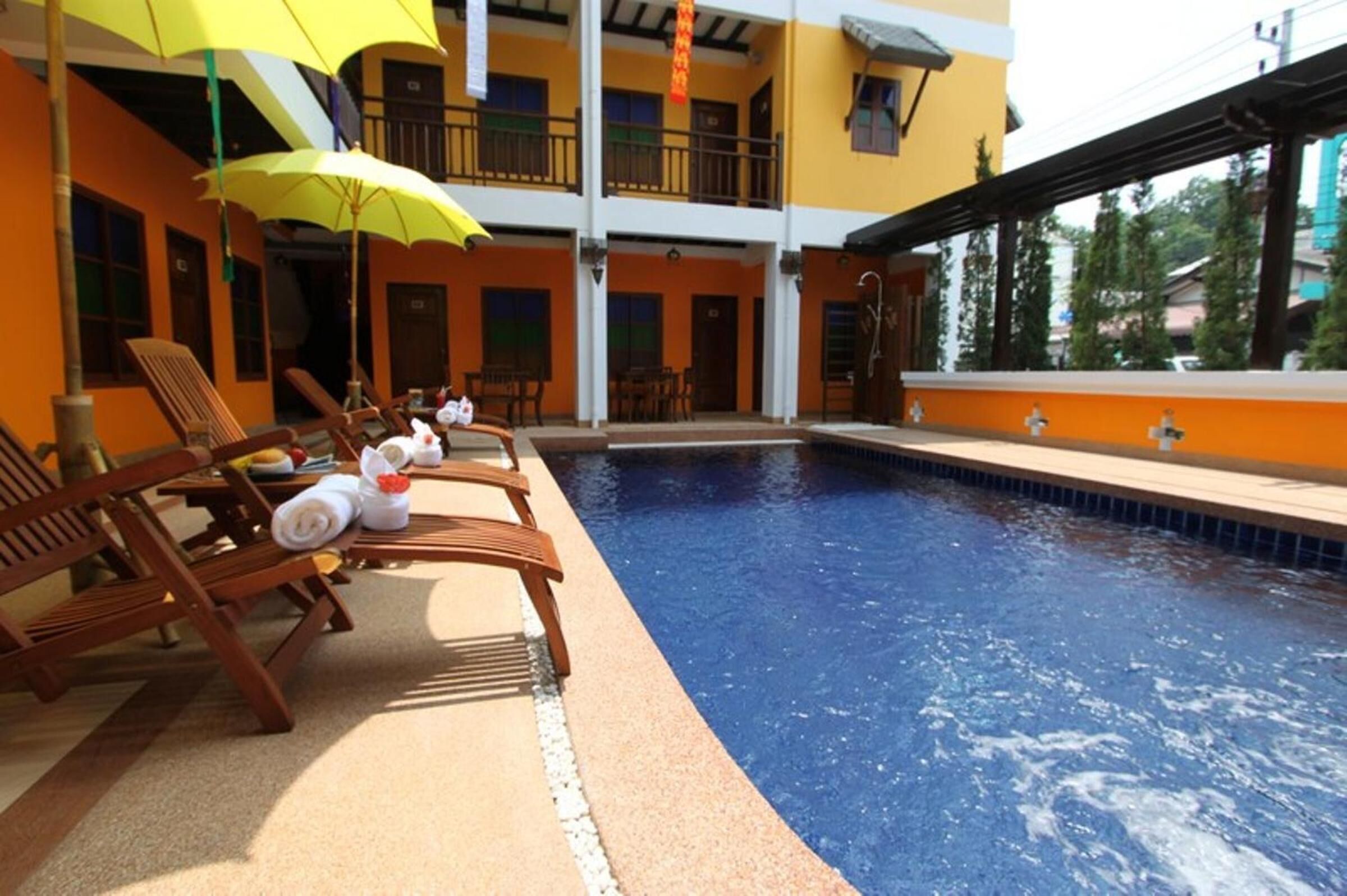 حمّام سباحة خارجي، مقاعد للتشمس