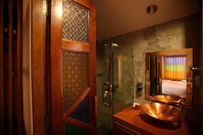 Douche, douche à « effet pluie », serviettes fournies