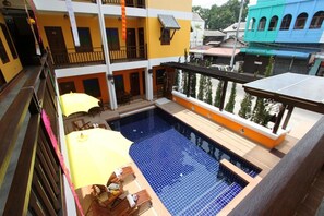 Outdoor pool, pool loungers - Chiangmai Boutique House (Chiang Mai)