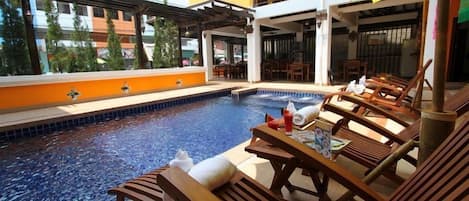 Hồ bơi ngoài trời, ghế dài tắm nắng