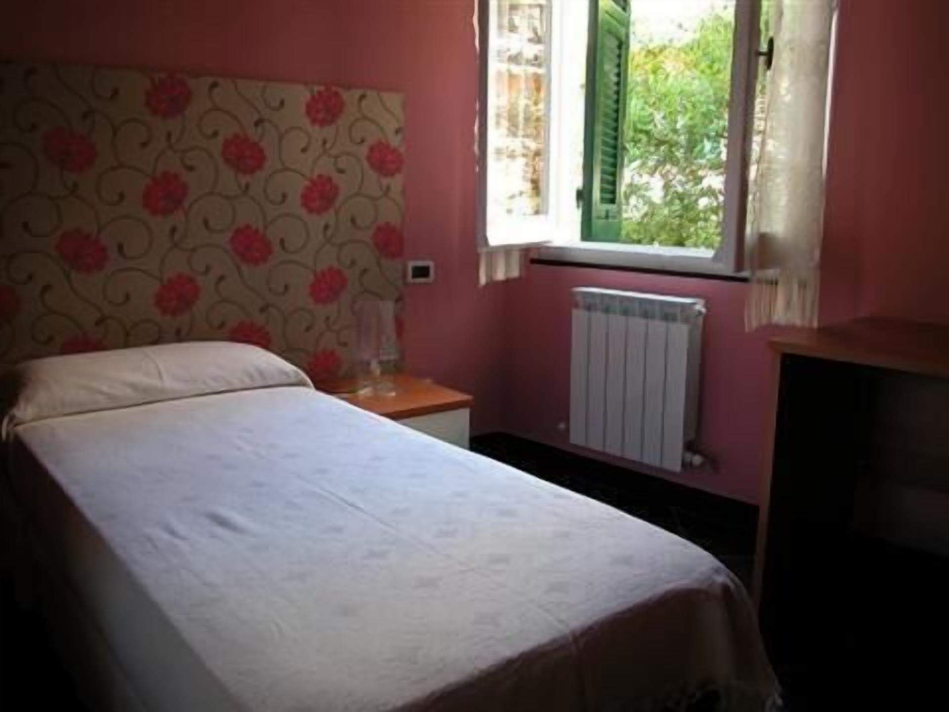 single room | down duvets, in-room safe, individually decorated, desk