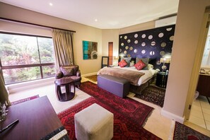 Superior Double Room, Ensuite | In-room safe, individually decorated, individually furnished, desk - Atlantic Waves Guest House (Cape Town)