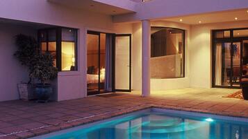 Piscine extérieure, chaises longues