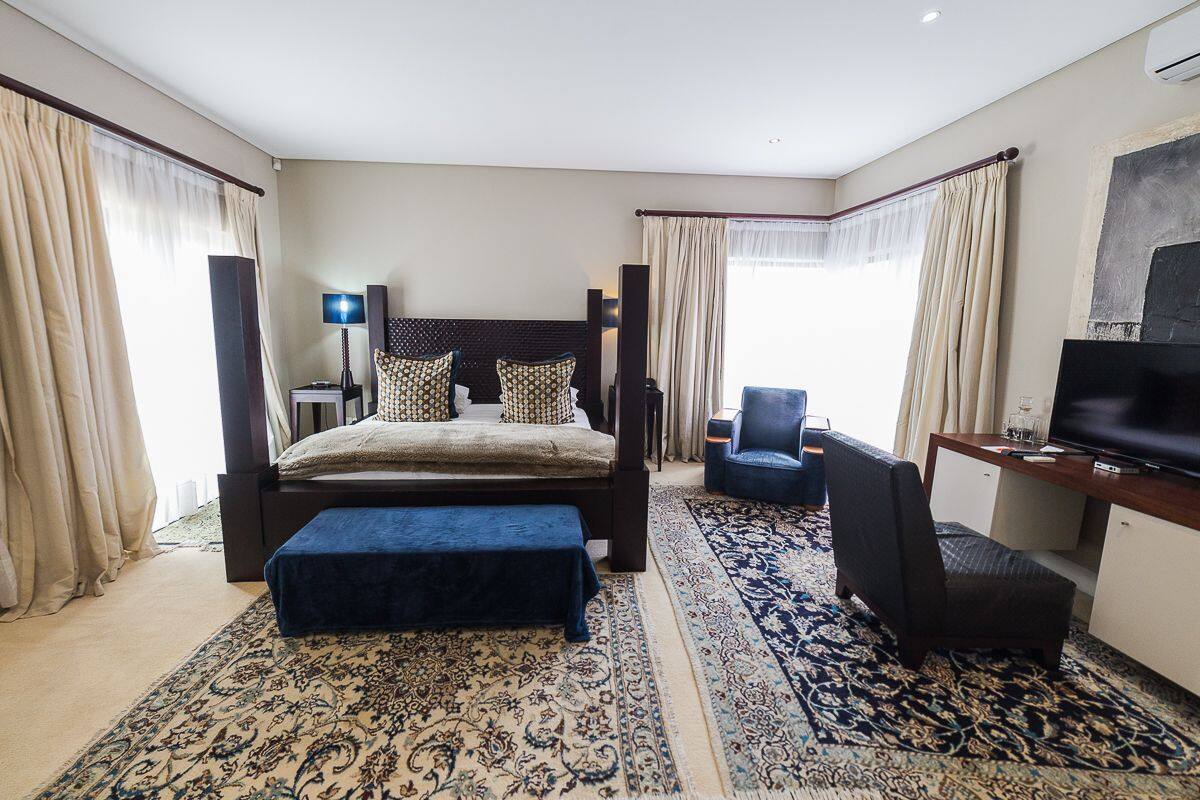 Chambre Luxe, 1 très grand lit, salle de bains attenante, en bord de plage