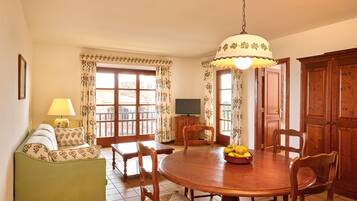 Frigorífico, microondas (previa solicitud) y cafetera o tetera