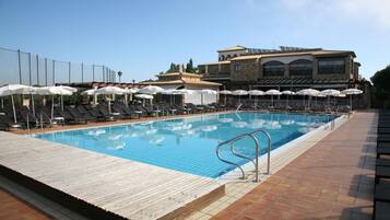 2 piscines extérieures, chaises longues