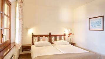 1 slaapkamer, een kluis op de kamer, een bureau, een laptopwerkplek